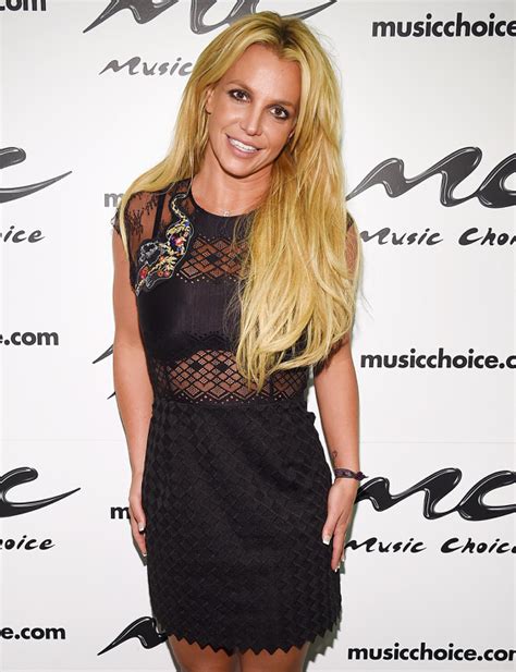 Britney Spears Poses Topless in Daisy Dukes for New Instagram。